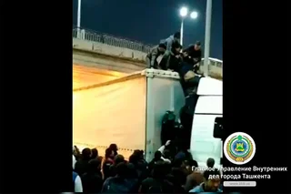 Мужчина в нетрезвом состоянии повис на мосту рядом с Куйлюкским рынком