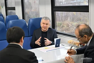 Shavkat Mirziyoyev yangi elektropoyezd bilan tanishdi