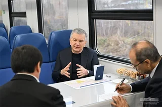 Shavkat Mirziyoyev yangi elektropoyezd bilan tanishdi