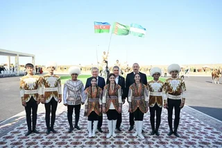 Етакчилар "Галкиниш" чавандозлар жамоасинингчиқишларини томоша қилдилар