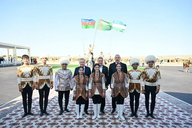 Лидеры Узбекистана, Туркменистана и Азербайджана посетили выступление группы «Галкыныш»