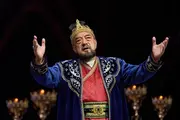 Саида Мирзиёева посетила спектакль «Адолат фасли» и поздравила Ёдгора Саъдиева с 80-летием