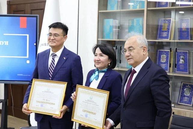 Посольство Китая передало около 800 книг Дому прав человека