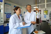 «Самые красивые дорожные работники» Синьцзяна борются с песчаными бурями