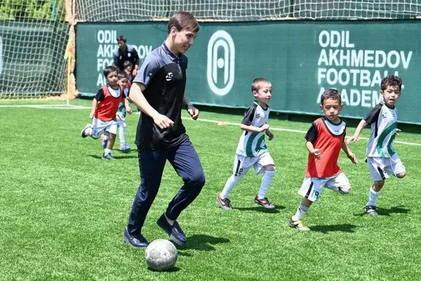 Открылся новый спортивный комплекс футбольной академии Одила Ахмедова