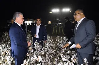 Mirziyoyev Reviews Xinjiang Cotton Growing Technology