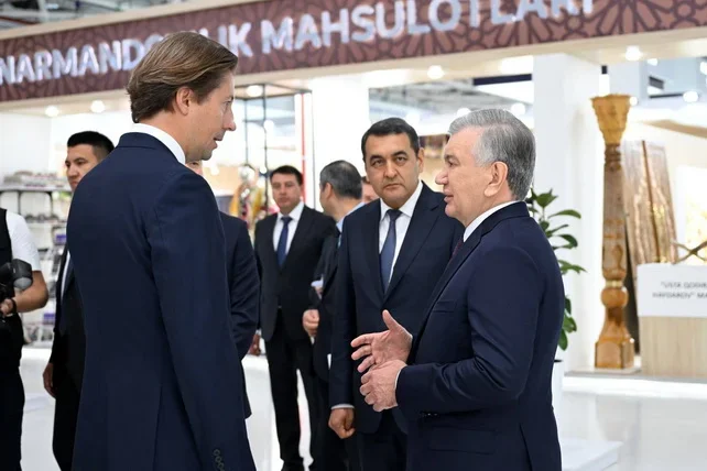 Mirziyoyev Visits Investor Center in Ferghana