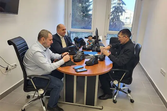 Ўзбекистон Tizca бренди остида пойабзал ишлаб чиқаради.