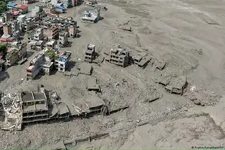 Nepal floods kill 19, leave 384 tourists missing