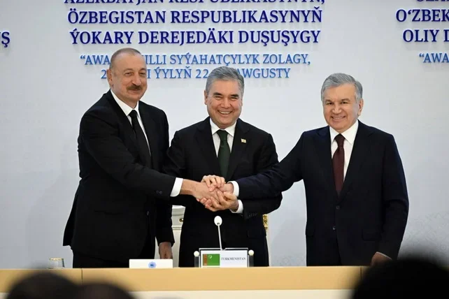 Лидеры Узбекистана, Туркменистана и Азербайджана приняли совместное заявление и подписали ключевые соглашения