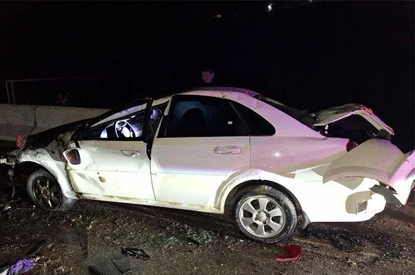 A car caught fire after hitting a concrete fence in Tashkent region