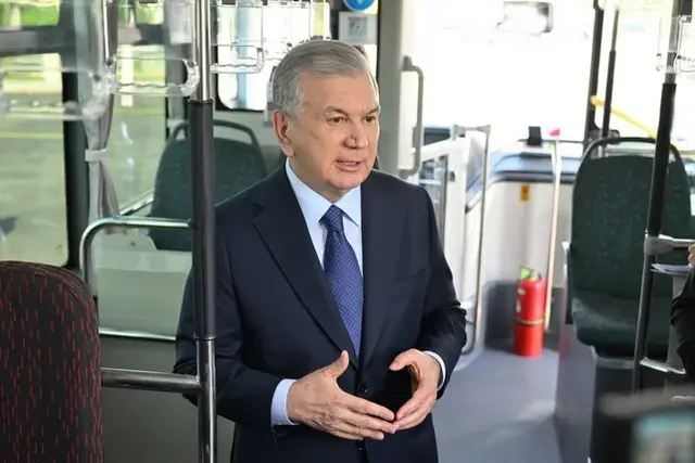 Президент Хоразмда йўналишларни оптималлаштириш ва йўлларни яхшилаш бўйича топшириқ берди