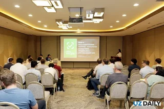 Discussion on launching digital marking for beverages in aluminum cans takes place