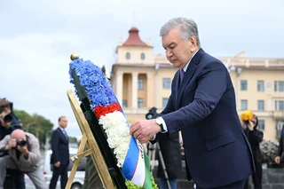 Шавкат Мирзиёев возложил венок к Монументу Победы в Минске
