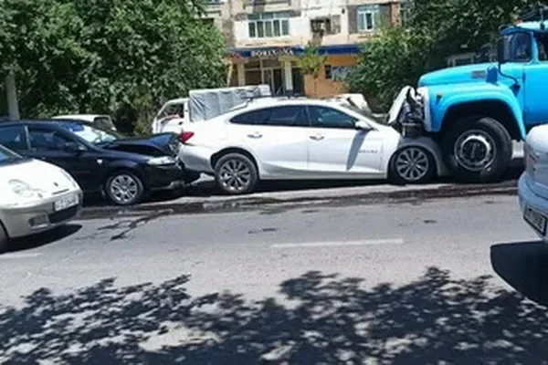 Шесть автомобилей попали в аварию в Ташкенте