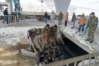 A car that fell into a canal in Sergeli district in Tashkent