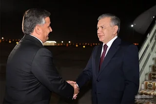 O‘zbekiston Prezidenti Turkmanistonga keldi