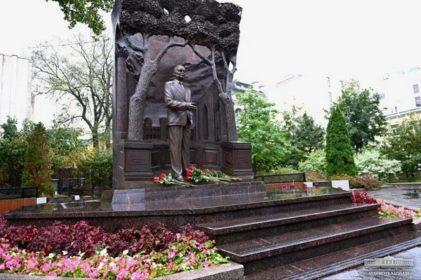 Президент Узбекистана посетил сквер Ислама Каримова в Москве