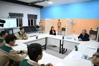 Mirziyoyev Nukusdagi 1-sonli texnik maktab faoliyatini ko'zdan kechirdi