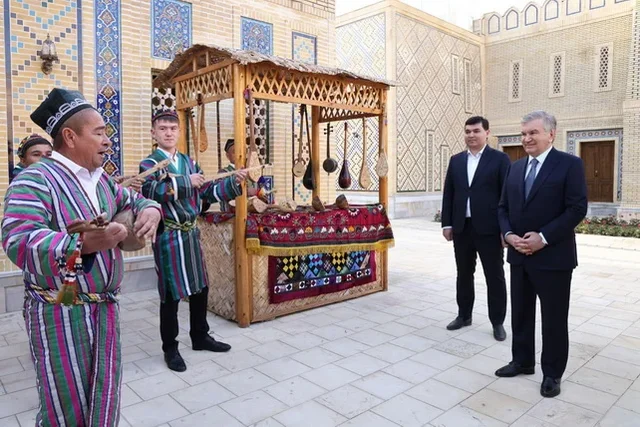 Prezidentimiz Termizdagi etnoshaharchani koʻzdan kechirdi