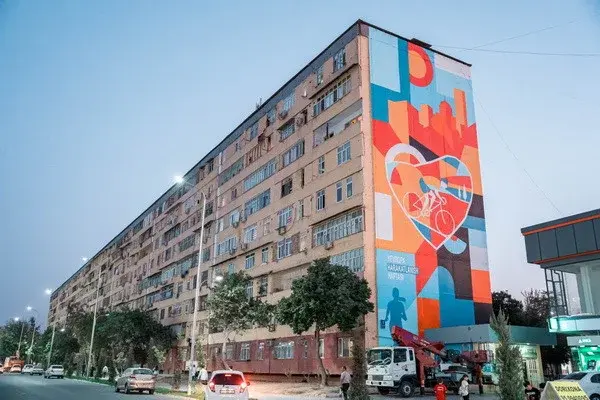 Tashkent celebrates World Car Free Day with new mural and bike ride