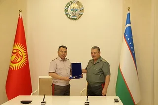 Министр обороны Узбекистана встретил военную делегацию Кыргызстана