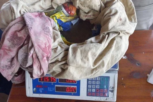 В Самарканде задержаны граждане, пытавшиеся продать золотой порошок за 50 тысяч долларов
