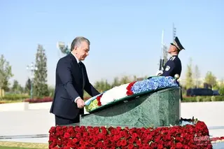Uzbek President lays flowers at the Independence Monument