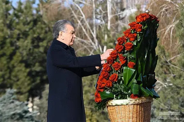 Shavkat Mirziyoyev honors the memory of the First President of Uzbekistan