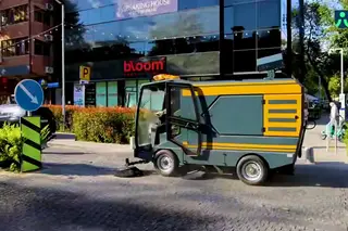 На туристической улице Ташкента начали работать уборочные машины