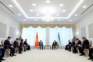 Президенты Узбекистана и Кыргызстана проводят переговоры с участием делегаций