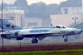 Бангладешда F-7 ўқув самолёти коллежга қулади: ҳалок бўлган ва ўнлаб яраланганлар бор