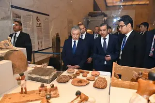 Shavkat Mirziyoyev becomes familiar with the exposition of the National Museum of Egyptian Civilization