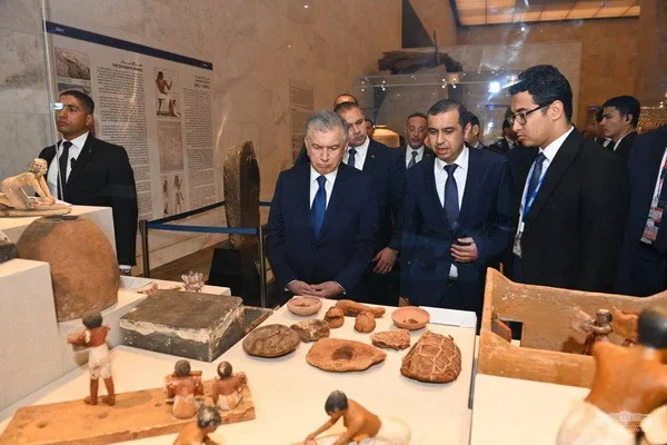 Shavkat Mirziyoyev becomes familiar with the exposition of the National Museum of Egyptian Civilization