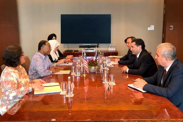 Uzbek Foreign Minister meets Malaysian Minister of Higher Education