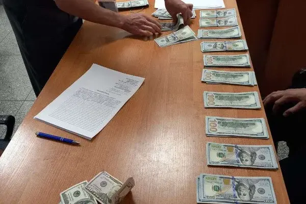 Пассажир с 21 тысячей долларов в чемодане пытался улететь в Ташкент
