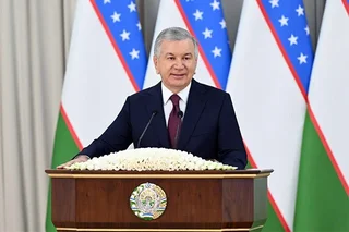 Shavkat Mirziyoyev shifokorlar va farmatsevtlarning millat salomatligiga qoʻshgan hissasini taʼkidladi