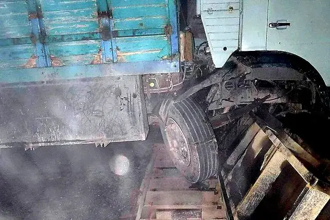 "Kamaz" haydovchisi avtohimoya to‘sig‘ini buzib, temir yo‘l kesishmasini kesib o‘tdi