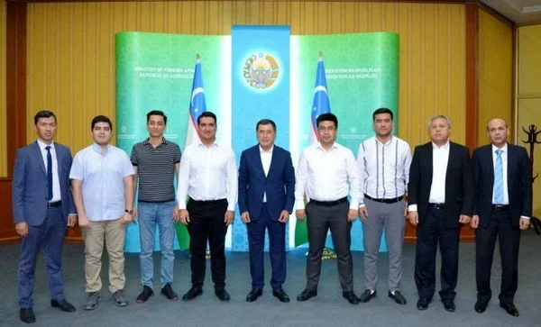 Uzbek Acting FM holds a meeting with a group of young domestic ICT specialists
