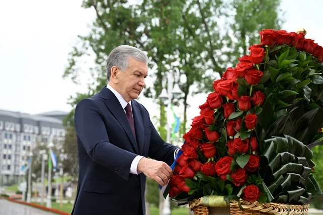Президент Узбекистана возложил венок к монументу «Ода стойкости»