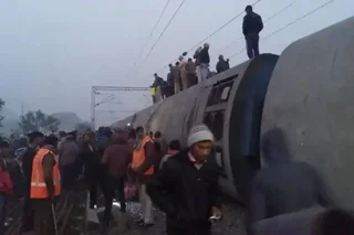 Ҳиндистонда поезд изидан чиқди