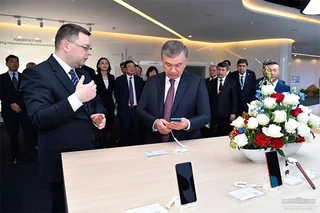 Президент посетил Центр инноваций компании Huawei