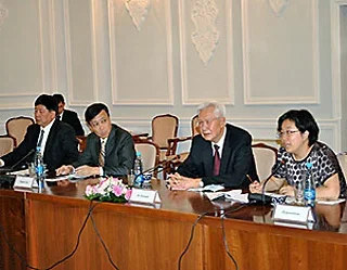Chinese delegation pays visit to Legislative Chamber