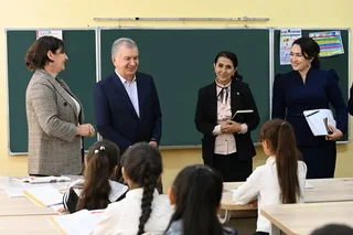 Президент Қарши туманидаги мактабда бўлди