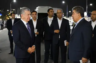 Президент Узбекистана ознакомился с новым путепроводом в Андижане