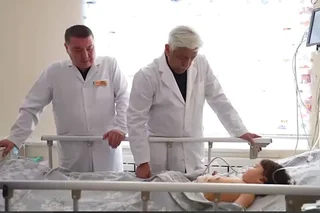 Shifokorlar ikki yoshli qizchaning oshqozonidan 135 ta magnit sharchalarni olib tashlashdi