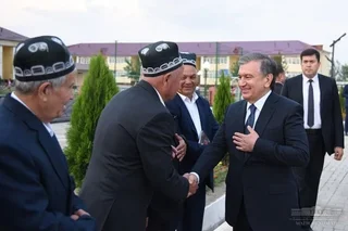 Президент Узбекистана посетил махаллю Шахробод