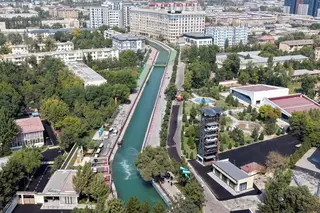 В Ташкенте установили восьмиэтажную парковку-башню