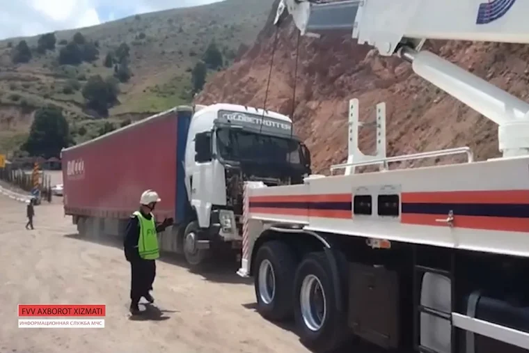 Uzbek Rescuers Evacuate Truck on Kamchik Pass