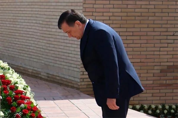 Shavkat Mirziyoyev pays tribute to Islam Karimov